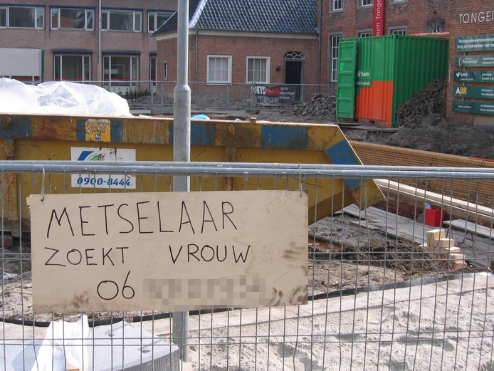 De Heemskerker plaatste een bord met de tekst 'Metselaar zoekt vrouw' en zijn gsm-nummer.