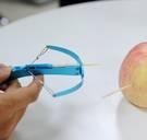 Vergeet fidget spinners: minikruisboog is nieuwste rage