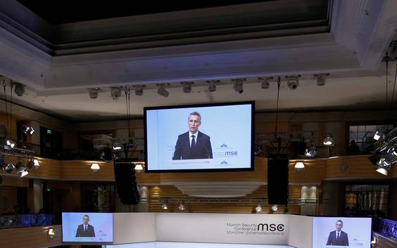 Navo-topman Stoltenberg waarschuwt EU: Pas op met eigen militaire koers