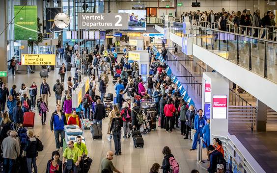 Man met mes neergeschoten in Schiphol: situatie onder controle