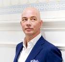 Nieuwe roman van Tommy Wieringa zit vol autobiografische humus en knettert van ambitie