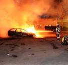 Jongeren steken in Zweedse steden tientallen auto’s in brand: 