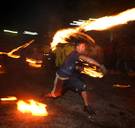 Bizarre traditie: jongeren gooien vuurballen om verleden te eren
