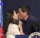 Filipijnse president Rodrigo Duterte door het stof nadat hij vrouw overtuigt hem op de mond te kussen