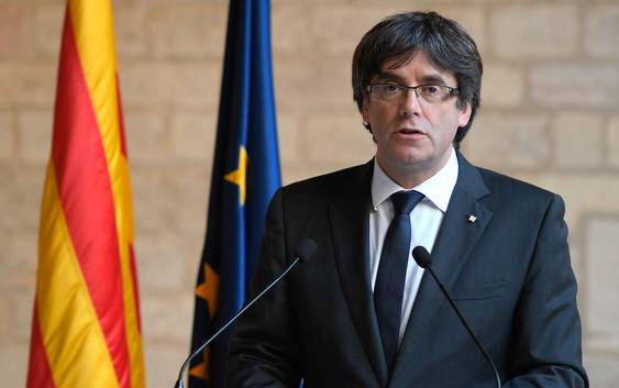 Puigdemont en zijn ministers hebben zich aangegeven bij de politie
