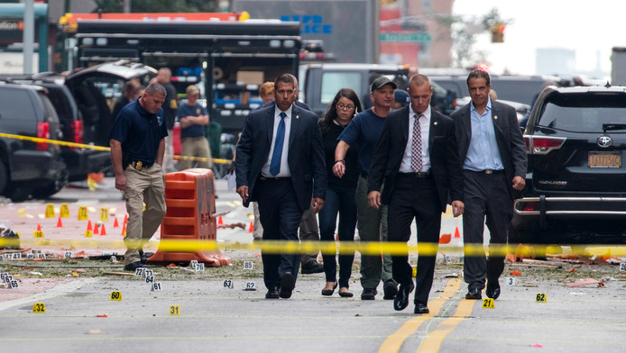Cuomo, hier rechts te zien, bezoekt de plaats van de explosie in New York