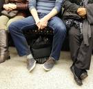 Wat te doen tegen 'man-spreading,' de wijdbeens zittende man?