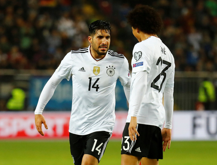 Emre Can viert zijn eerste doelpunt voor Die Mannschaft met teamgenoot Leroy Sané.