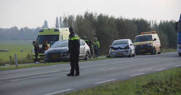 Aanrijding Nijkerk zorgt voor flinke schade aan auto's en vertraging op de weg .