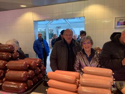 In de rij bij de slachterij: ‘Iedereen komt naar Wagenberg voor onze dikbillen’