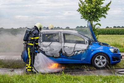 Automobilist ziet tijdens het rijden rook uit auto komen, zet auto nét op tijd aan de kant in Riel