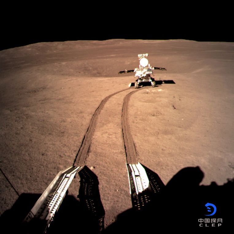 Het robotvoertuig 'Jade Rabbit 2' heeft de Chinese ruimtesonde Chang'e verlaten.