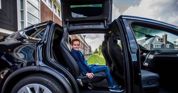 Tesla haalt Luc (9) persoonlijk op om als testrijder mee te gaan - AD.nl