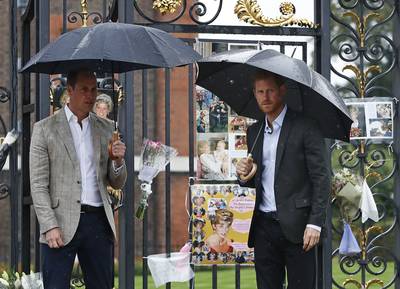 William en Harry gedenken Diana bij Kensington Palace