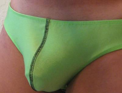 Man in groene string achtervolgt vrouwen in Lochem