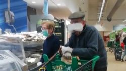 Deze oudere man draagt wel een héél origineel mondmasker