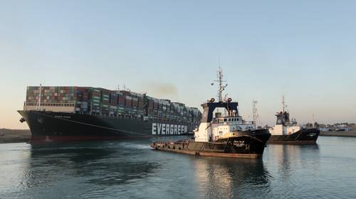 Het is gebeurd: containerschip dat Suezkanaal blokkeerde eindelijk weer vrij