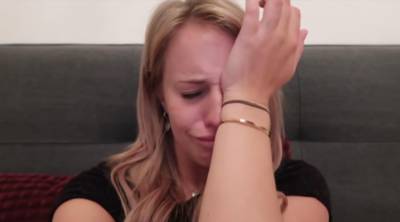 Vlogster Dee in tranen: Iemand trok midden op straat mijn broek naar beneden