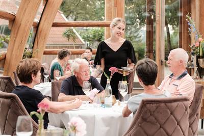 'Onder welke naam mag ik u verwelkomen?'