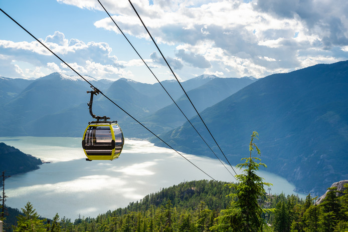 Le tÃ©lÃ©phÃ©rique de Squamish, au Canada, offre une vue spectaculaire et est trÃ¨s prisÃ© des touristes