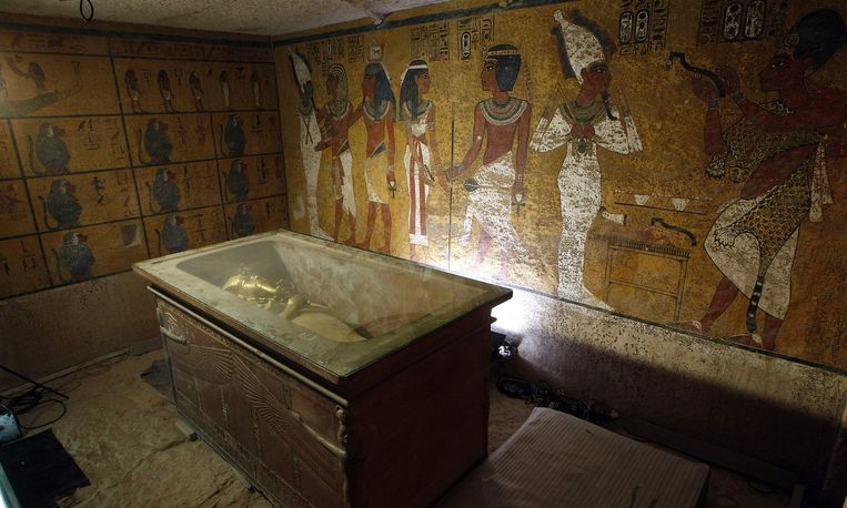 De sarcofaag van Toetanchamon in diens grafkamer (archiefbeeld).