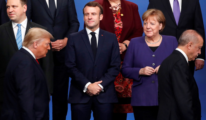 Emmanuel Macron en  Angela Merkel lijken Donald Trump niet zo heel erg serieus te nemen.
