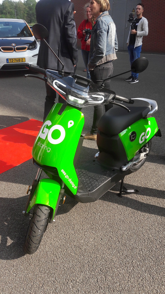 Nieuwe deelscooters in Eindhoven populair bij... mensen zonder rijbewijs Eindhoven bd.nl