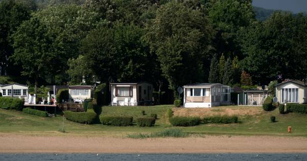 Gezin met twaalf kinderen wil op camping blijven wonen - AD.nl