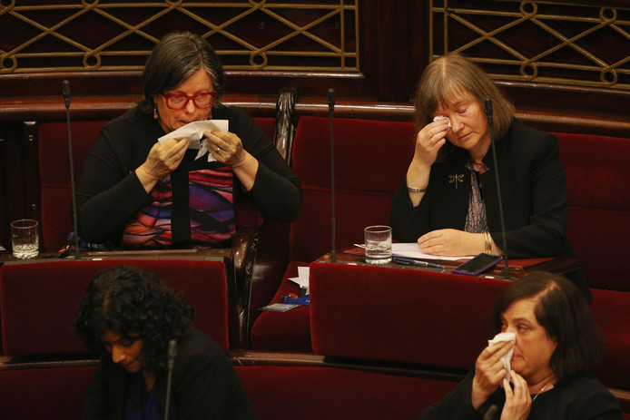 Emotionele taferelen in het lagerhuis van de staat Victoria, Australië,  waar de lang bevochten euthanasiewet is aangenomen. Foto Michael Dodge