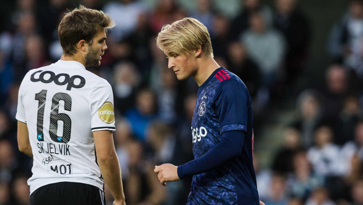 Keizer Zet Dolberg Op De Bank Het Parool