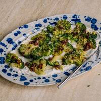 Groentjes saai? Probeer eens dit broccolirecept met crispy-chiliolie en ricotta