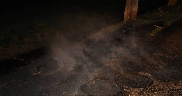 ‘Oud- en nieuwbrandjes’ in omgeving Waardenburg: berg autobanden gaat in vlammen op in Hellouw