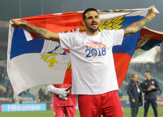 Aleksandar Mitrovic viert het bereiken van het WK.