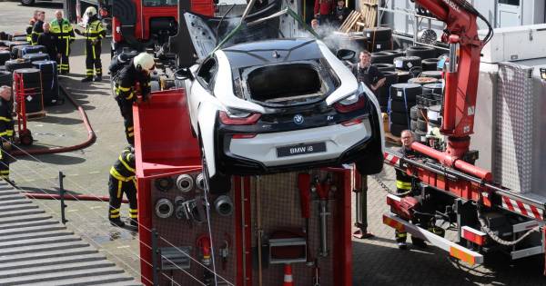 Het #blussen van nieuwe #electrische en #hybride auto's vaagt inventiviteit bij de #brandweer @BrandweerMWB Dit soort (nieuwe) voertuigen laat zich lastig blussen met stralen water door de aanwezigheid van #accu's "onderdompelen is een effectieve methode" .
