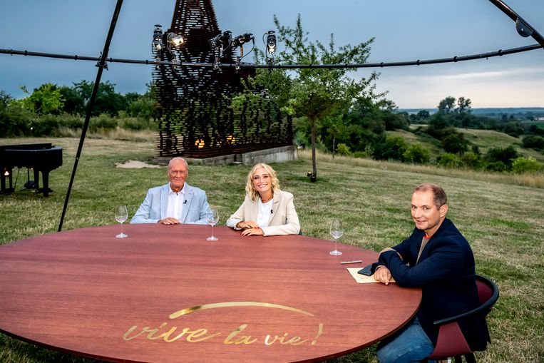 Na een zweeftochtje met paramotor, schoven Jacques Vermeire en zijn dochter Julie gisteravond bij Karl aan.