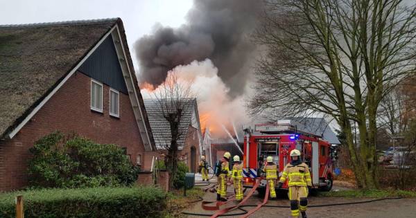 Uitslaande brand in grote schuur bij bouwbedrijf in De Heurne.