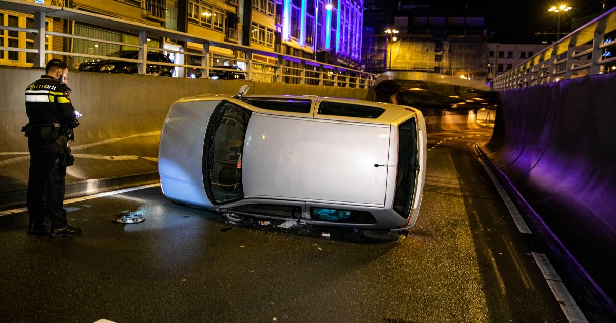 Wéér eens een ongeluk in Arnhemse Willemstunnel: bestuurder lanceert zijn auto op z’n kant.