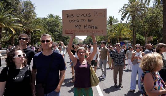 Spanje kreunt onder toerisme: ‘Waarom trekken we massaal naar het bloedhete Málaga om verkoeling te zoeken in een winkelcentrum?’