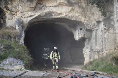 Brandweer gaat smeulend hooi uit grotten bij Maastricht halen