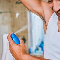 Hoe schadelijk is deodorant voor je oksels? En hebben we het wel nodig?