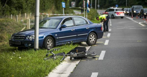 Fietsster (81) overleden door aanrijding met auto in Beek - De Gelderlander