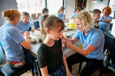De vrijwilligers zitten er klaar voor: vierduizend jongeren moeten in Nijmegen een spuitje halen