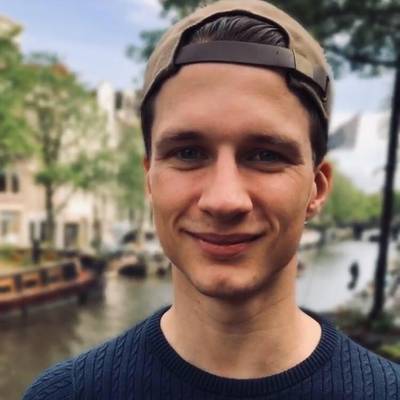 Sebastiaan (28) heeft altijd (!) een piep in zijn oor: ‘Alsof er een bulldozer door mijn hoofd raast’