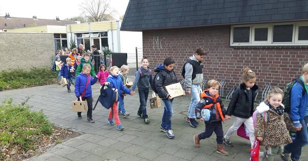Kinderen nemen afscheid van oude school De Leydraad in Cromvoirt - Brabants Dagblad