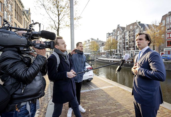 Thierry Baudet stelt voor dat het partijbestuur nu zelf afsplitst.