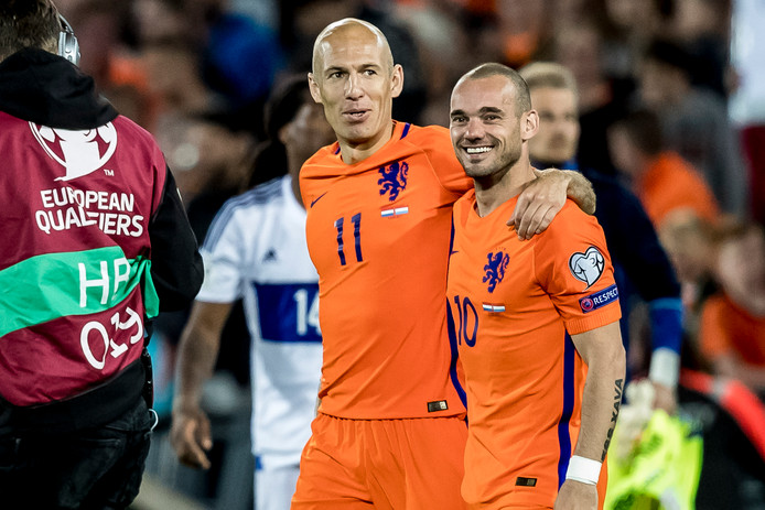 Arjen Robben en Wesley Sneijder na de wedstrijd tegen Luxemburg