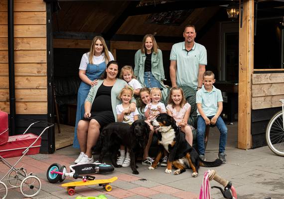 Beschuit met muisjes: familie Jelies uit 'Een huis vol' verwelkomt negende kindje