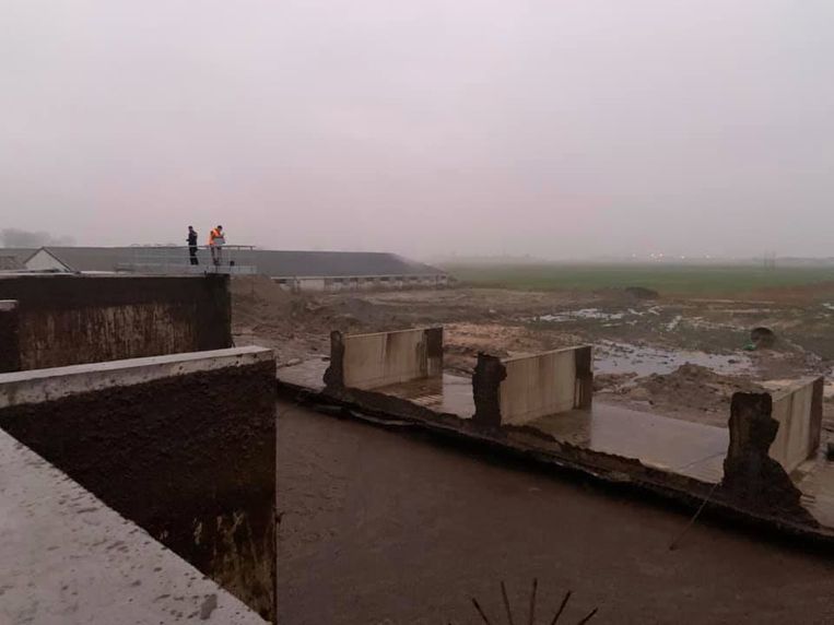 Op de foto is te zien hoe de betonnen muur volledig weg brak. Allicht ligt een constructiefout aan de basis.