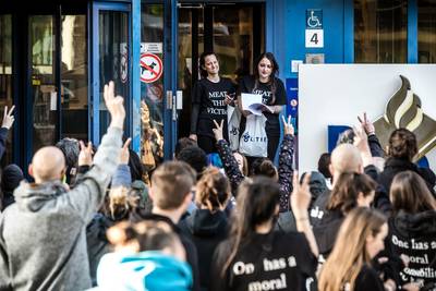 Partij voor de Dieren haalt uit naar overvallen boer in Boxtel: 'We hebben zieke en dode varkens gezien’