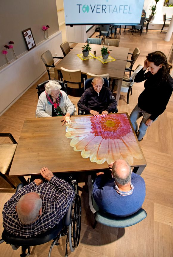 De tovertafel krijgt demente ouderen in beweging TROUW